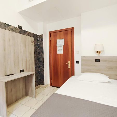 מילאנו Hotel Mondial מראה חיצוני תמונה